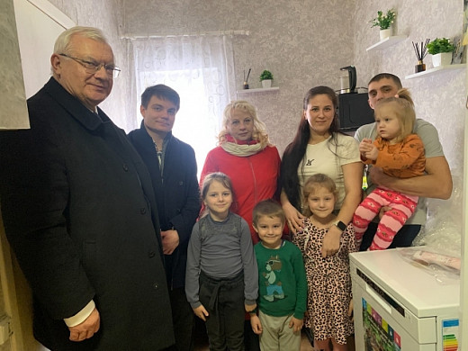 Многодетной маме из Кинешмы подарили посудомоечную машину